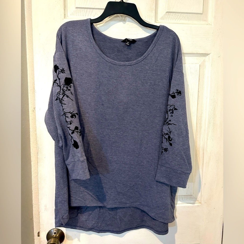 Simply Vera Wang NWT Soft Knit Top Floral Embroidery on Sleeves